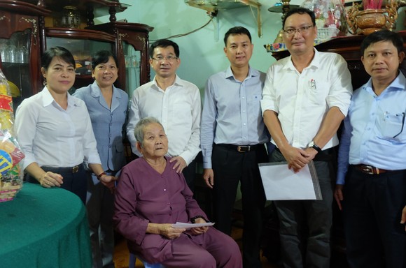 Chủ nhiệm Ủy ban Kiểm tra Thành ủy TPHCM thăm, tặng quà các gia đình có công với cách mạng ảnh 2