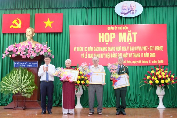 Trao Huy hiệu Đảng cho các đảng viên cao tuổi Đảng ảnh 6