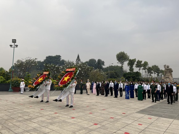 Lãnh đạo TPHCM dâng hương, dâng hoa tưởng niệm các anh hùng liệt sĩ nhân dịp Tết Tân Sửu ảnh 1