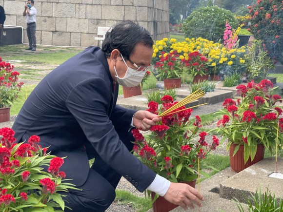 Lãnh đạo TPHCM dâng hương, dâng hoa tưởng niệm các anh hùng liệt sĩ nhân dịp Tết Tân Sửu ảnh 2