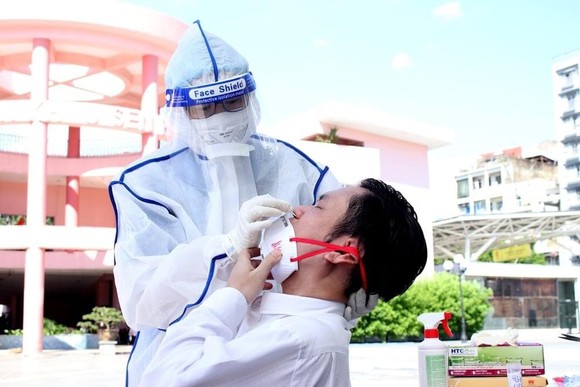 Đến ngày 15-7, TP Thủ Đức hoàn thành lấy mẫu xét nghiệm tầm soát SARS-CoV-2 theo hộ gia đình ảnh 1