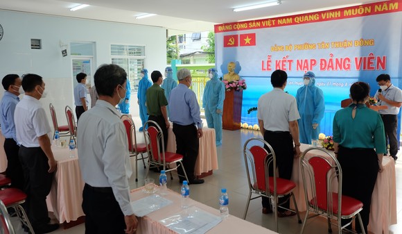 Quận 7: Thêm 27 quần chúng ưu tú đứng vào hàng ngũ của Đảng ảnh 1