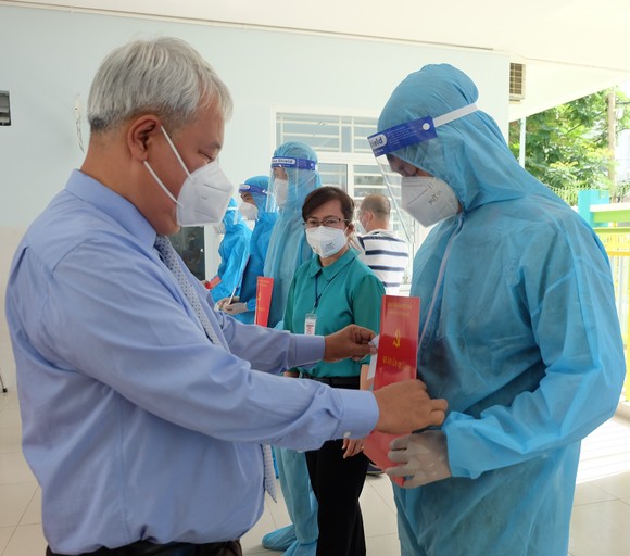 Quận 7: Thêm 27 quần chúng ưu tú đứng vào hàng ngũ của Đảng ảnh 2