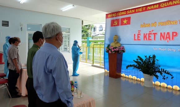 Quận 7: Thêm 27 quần chúng ưu tú đứng vào hàng ngũ của Đảng ảnh 3