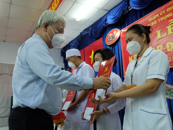 Quận 7 kết nạp Đảng cho 21 quần chúng ưu tú ảnh 1