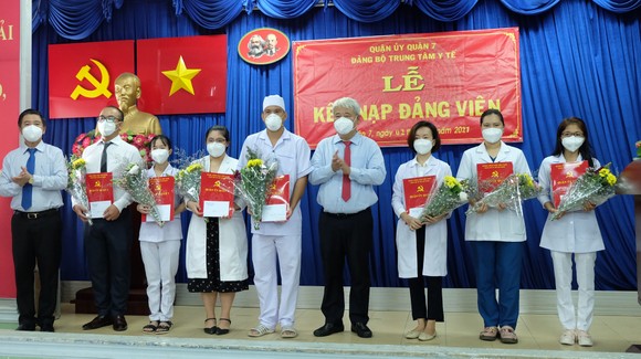 Quận 7 kết nạp Đảng cho 21 quần chúng ưu tú ảnh 2