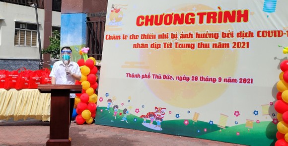 Lãnh đạo TP Thủ Đức thăm, tặng quà Trung thu cho các em thiếu nhi mắc Covid-19 ảnh 1