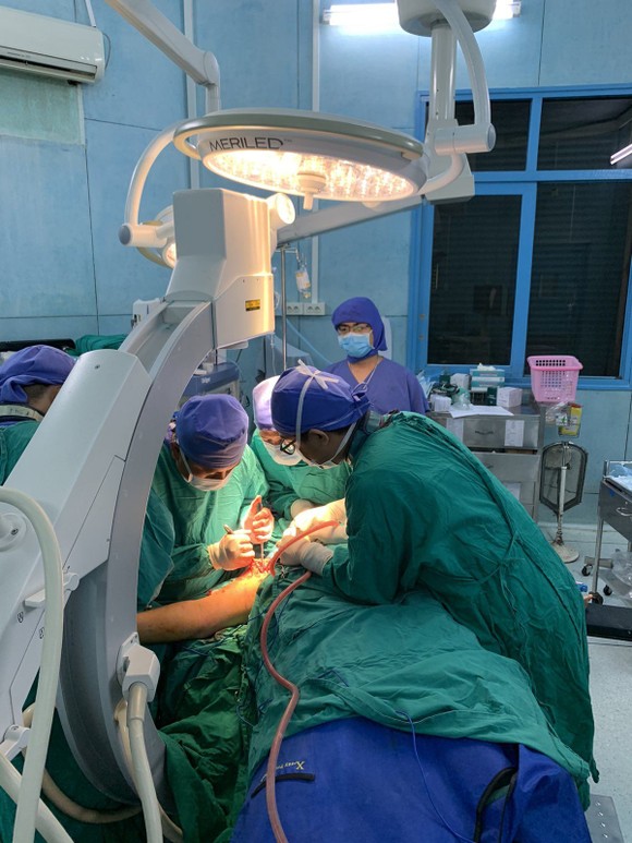Sau phẫu thuật, 2 bé trong vụ cây phượng ngã đè đã tỉnh và ăn uống lại được ảnh 1