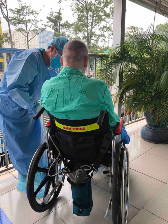 Mẫu cấy đàm gần nhất của phi công người Anh đã âm tính, sức khỏe cải thiện ảnh 1