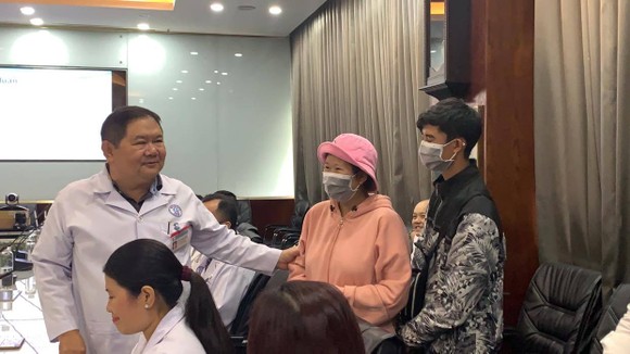 Vừa cắt bỏ khối u, vừa cẩn trọng giữ lại thai 20 tuần cho một phụ nữ nghèo ảnh 1