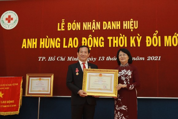 Bệnh viện Nhân dân 115 đón nhận danh hiệu Anh hùng Lao động thời kỳ đổi mới ảnh 2
