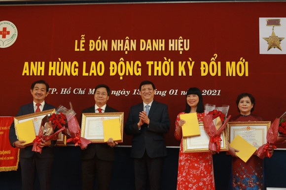 Bệnh viện Nhân dân 115 đón nhận danh hiệu Anh hùng Lao động thời kỳ đổi mới ảnh 3