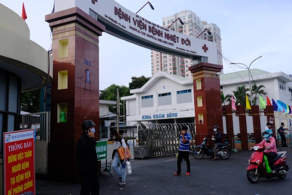Bộ Y tế làm việc với Bệnh viện Bệnh Nhiệt đới TPHCM về công tác phòng chống dịch Covid-19 ảnh 1