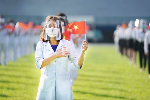 VNVC hỗ trợ TPHCM 100 đội tiêm vaccine Covid-19 ảnh 1