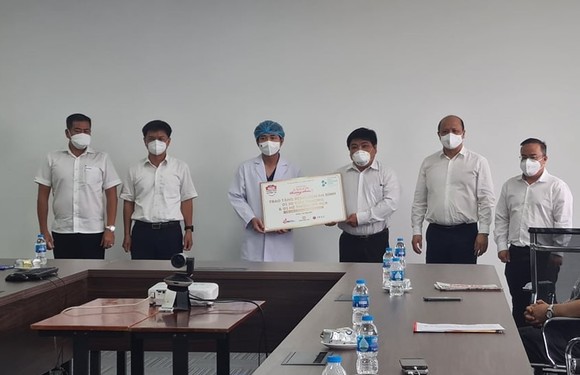 Chương trình 'Cùng Tuổi Trẻ chống dịch Covid-19' trao tặng thiết bị y tế cho Bệnh viện điều trị Covid-19 An Bình ảnh 1