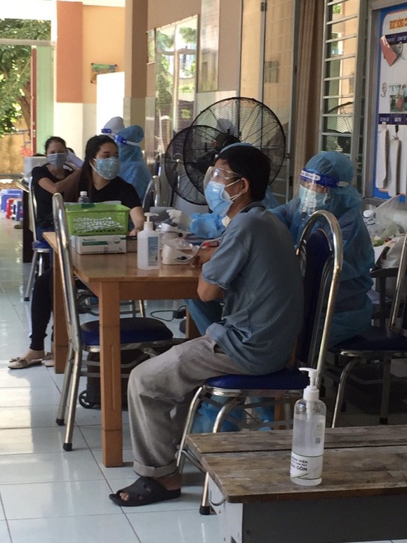 TPHCM: Gần 93.000 người được tiêm vaccine trong ngày, trao nhiều 'túi thuốc cùng F0 chiến thắng Covid-19' ảnh 1