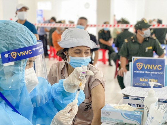 Thêm 1,2 triệu liều vaccine Covid-19 của AstraZeneca được VNVC bàn giao cho Bộ Y tế ảnh 1