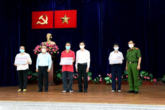 Bệnh viện Chợ Rẫy trao tặng 'Học bổng đỡ đầu' cho học sinh có người thân mất vì Covid-19 ảnh 1