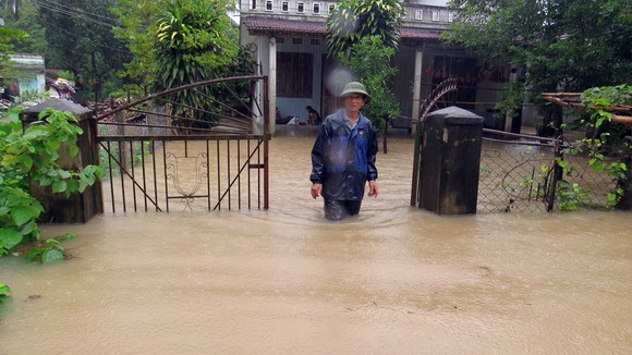 Quảng Ngãi Lũ sông dâng cao ngập đường vào ốc đảo, 500 hộ dân di chuyển bằng thuyền ảnh 4