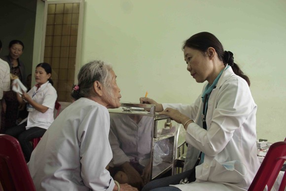 Khám sức khỏe miễn phí hơn 600 người dân vùng Sơn Mỹ ảnh 2