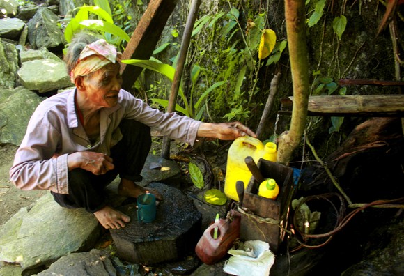 Chuyện người đàn ông hơn 45 năm sống biệt lập giữa núi rừng ảnh 10