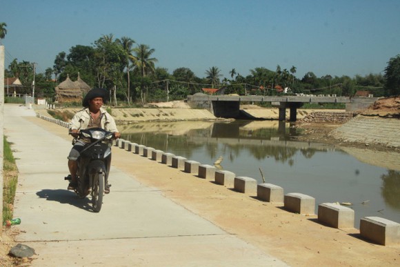 Quảng Ngãi: 30 hộ dân hiến đất làm kè phòng, chống sạt lở ảnh 1