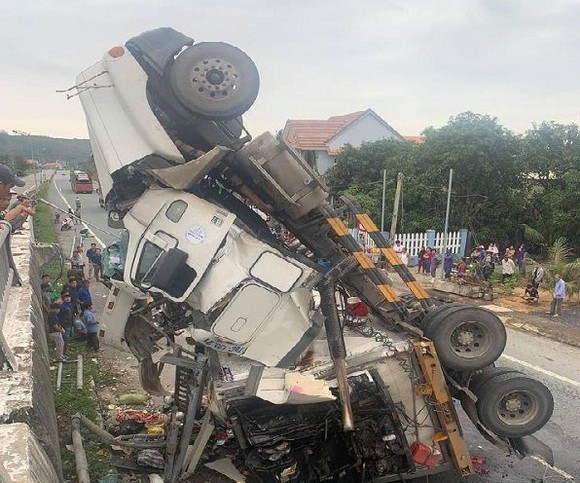 Quảng Ngãi: Tránh ổ gà, xe container lật nghiêng rơi xuống đường ảnh 2