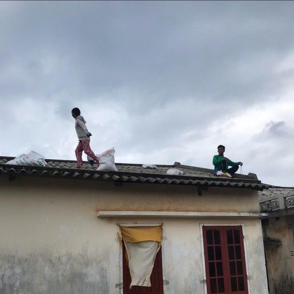 Di dời dân, chằng chống nhà cửa trước cơn bão số 13 ảnh 23