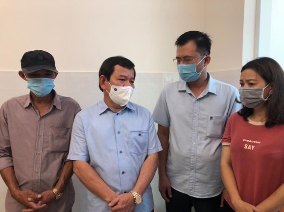 Chủ tịch UBND tỉnh Quảng Ngãi thăm hỏi chia buồn thân nhân nạn nhân tử vong trong vụ hỏa hoạn ảnh 1