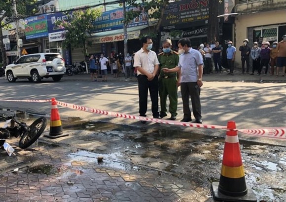 Chủ tịch UBND tỉnh Quảng Ngãi thăm hỏi chia buồn thân nhân nạn nhân tử vong trong vụ hỏa hoạn ảnh 2