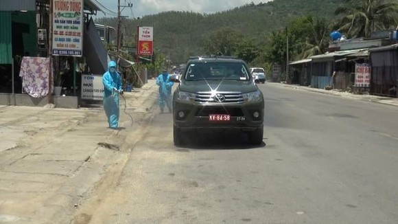Quảng Ngãi: Huy động xe chuyên dụng phun khử khuẩn khu vực thị xã Đức Phổ ảnh 1