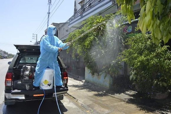 Quảng Ngãi: Huy động xe chuyên dụng phun khử khuẩn khu vực thị xã Đức Phổ ảnh 2