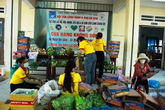 Quảng Ngãi: Nhiều gian hàng 0 đồng giúp người dân vượt khó ảnh 2