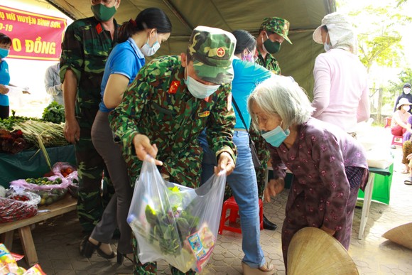 Quảng Ngãi: 'Gian hàng 0 đồng' thắm tình quân dân ảnh 5