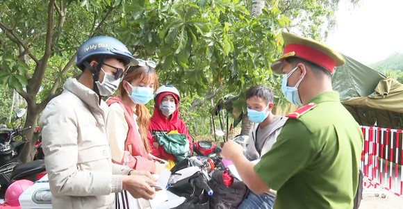 Quảng Ngãi: Cảnh báo nguy cơ dịch Covid-19 khi người dân từ miền Nam tự về bằng xe cá nhân ảnh 1