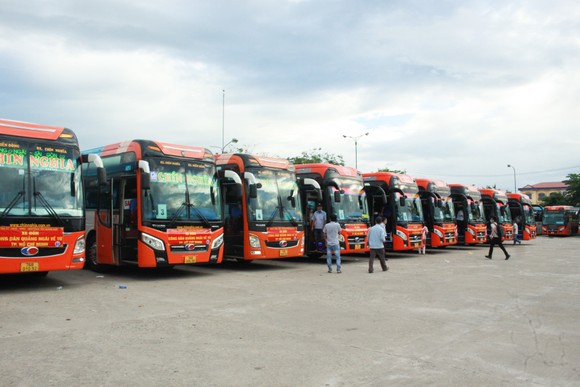 10 xe ô tô khách xuất phát từ Quảng Ngãi vào TPHCM đón người dân về quê ảnh 1