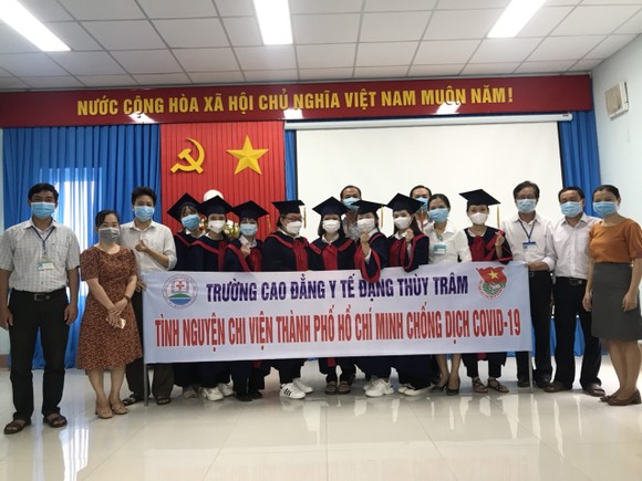 Quảng Ngãi: Vừa tốt nghiệp, 8 sinh viên đăng ký lên đường vào TPHCM chống dịch ảnh 1