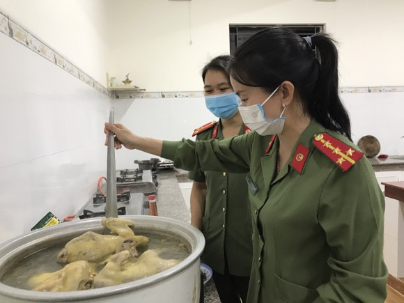 'Bếp đêm chiến sĩ' hỗ trợ suất ăn cho lực lượng tuyến đầu chống dịch Covid-19 ảnh 2