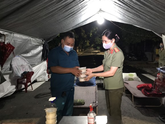 'Bếp đêm chiến sĩ' hỗ trợ suất ăn cho lực lượng tuyến đầu chống dịch Covid-19 ảnh 4