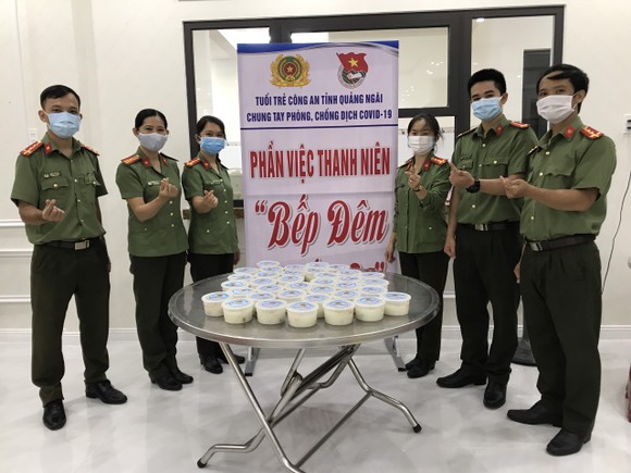 'Bếp đêm chiến sĩ' hỗ trợ suất ăn cho lực lượng tuyến đầu chống dịch Covid-19 ảnh 1