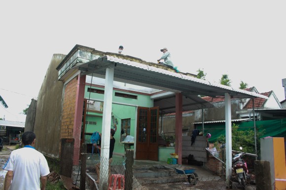 Quảng Ngãi: Giúp dân khắc phục hậu quả lốc xoáy ảnh 6