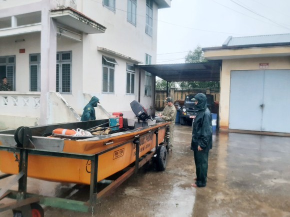 Quảng Ngãi di dời, sơ tán hơn 800 hộ trong vùng bị ngập sâu, nguy cơ sạt lở ảnh 1