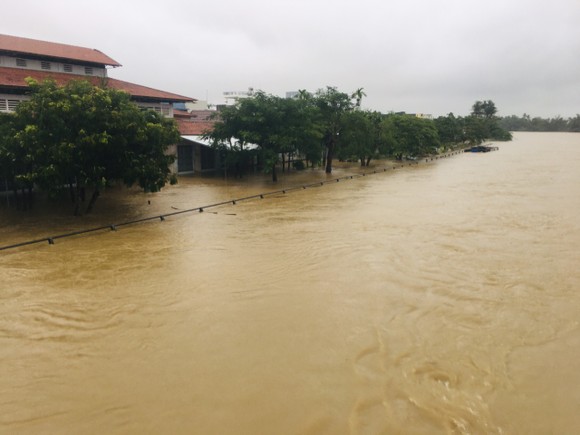 Lũ trên các sông ở Quảng Ngãi lên nhanh, sắp trên mức báo động 3 ảnh 11