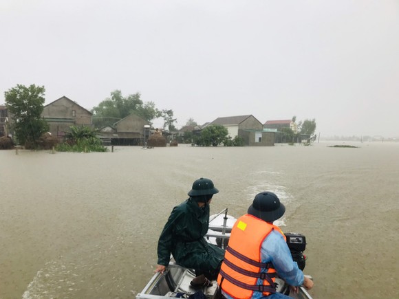 Quảng Ngãi: Mưa lớn, nhiều nơi ngập nặng, sạt lở ảnh 3