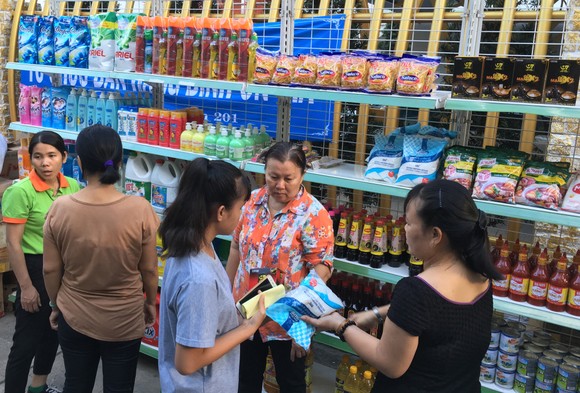 Chương trình 'khuyến mãi mùa vàng': Nhiều nhãn hàng giảm giá bán đến 80% ảnh 1