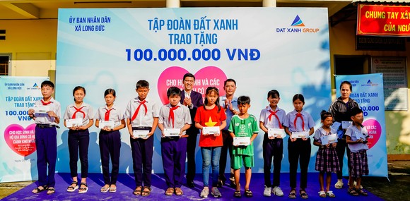 Nhà phát triển Gem Sky World hỗ trợ học sinh nghèo và gia đình khó khăn trên địa bàn ảnh 1