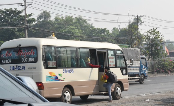 'Nhộn nhịp' xe dù, bến cóc ảnh 1