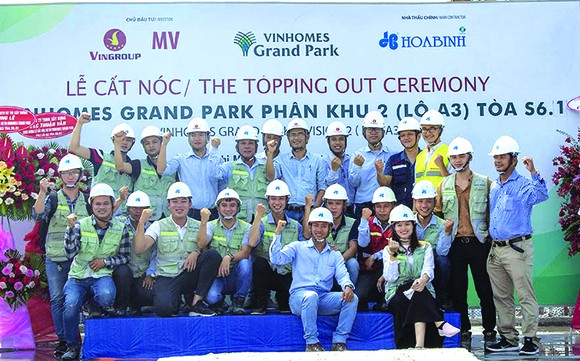 Cất nóc Tòa S6.01 VinHome Grand Park vượt tiến độ ảnh 1