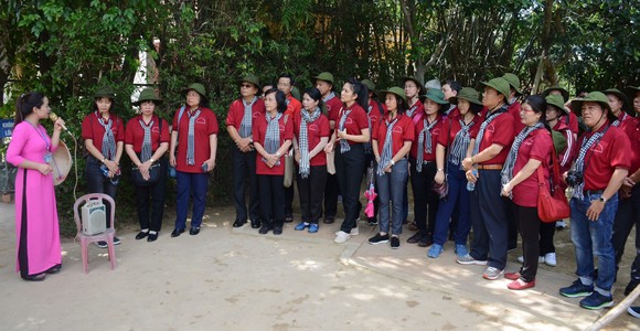 Chuyển từ học tập sang làm theo Bác ảnh 1