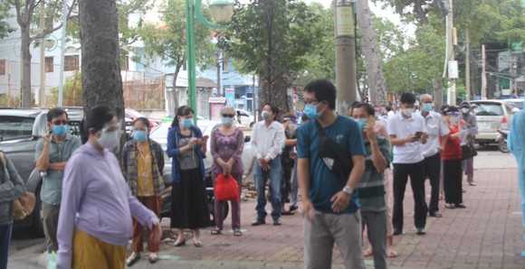 Vũng Tàu: Người dân tấp nập ra đường sau hơn 2 tháng ở nhà phòng dịch ảnh 5